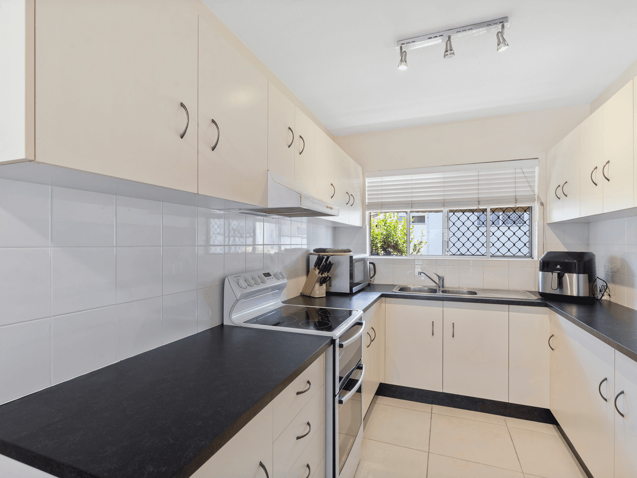 2/52 Berrima Street, WYNNUM, QLD 4178