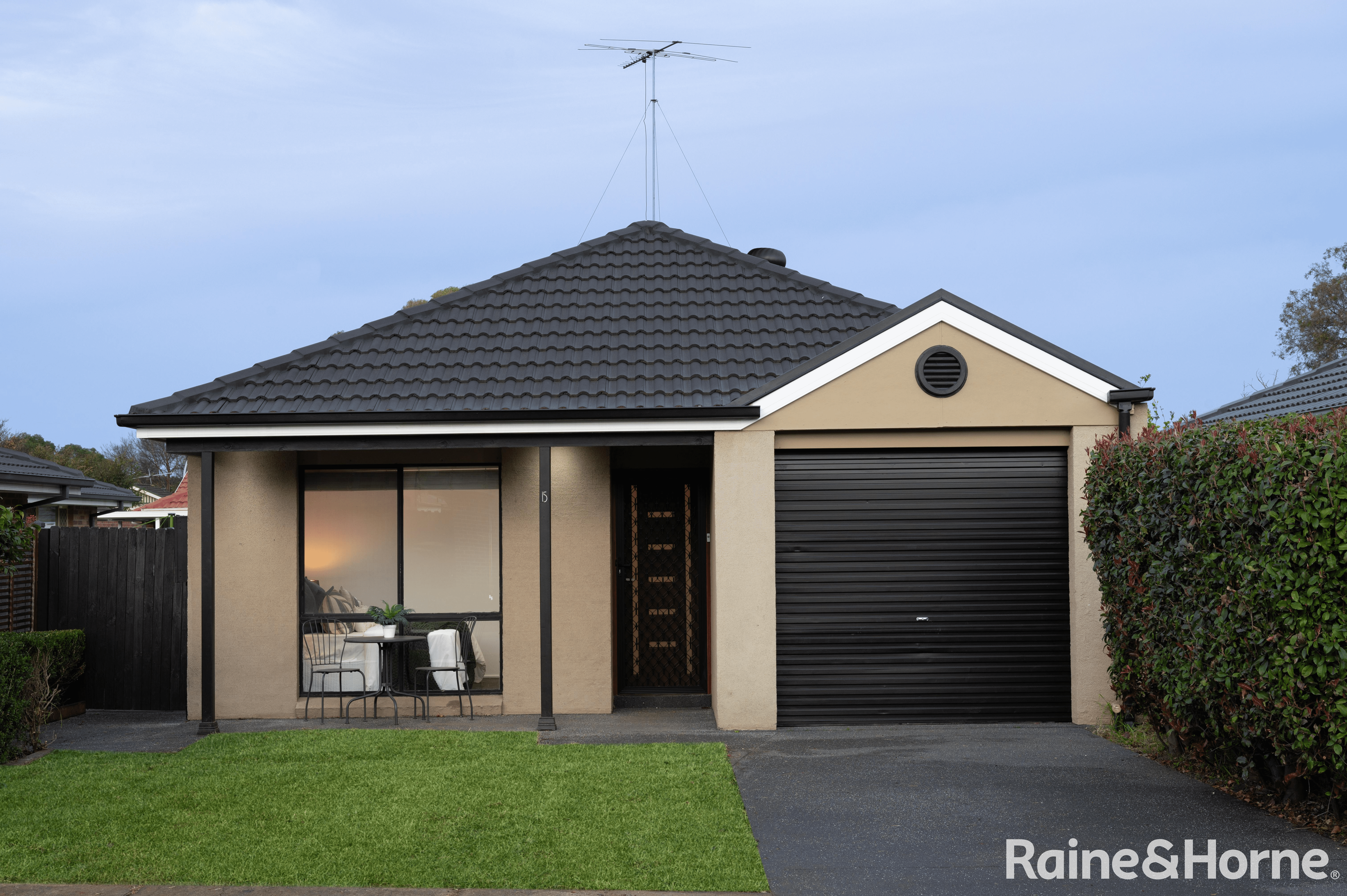 15 Bungonia Court, WATTLE GROVE, NSW 2173