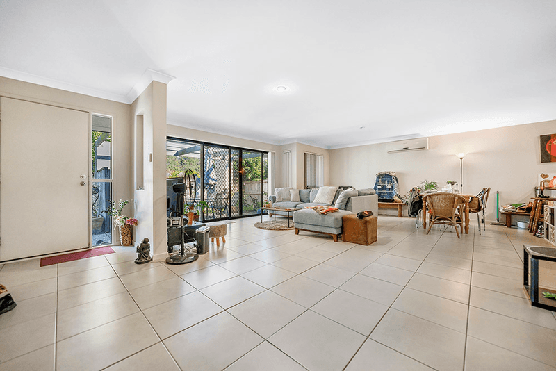 2/1 Orara Street, Pacific Pines, QLD 4211