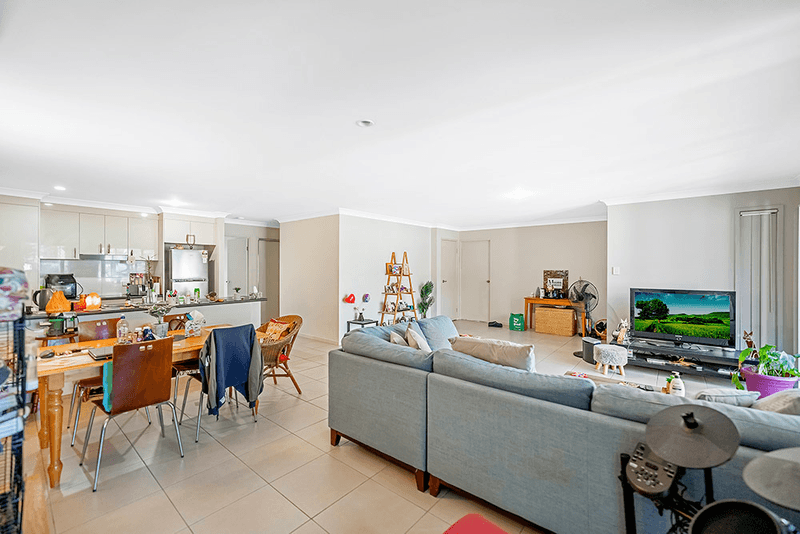 2/1 Orara Street, Pacific Pines, QLD 4211