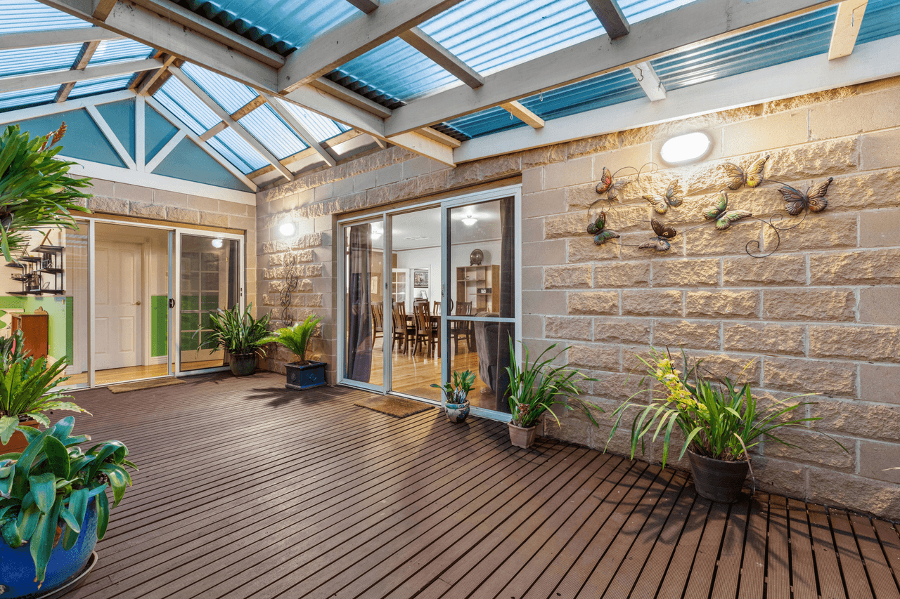8 Larissa Close, ROMSEY, VIC 3434
