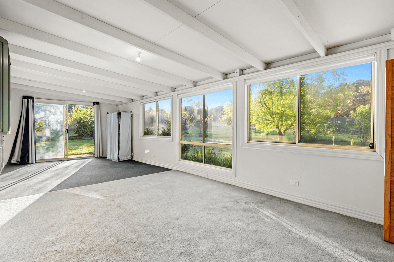 8 Larissa Close, ROMSEY, VIC 3434