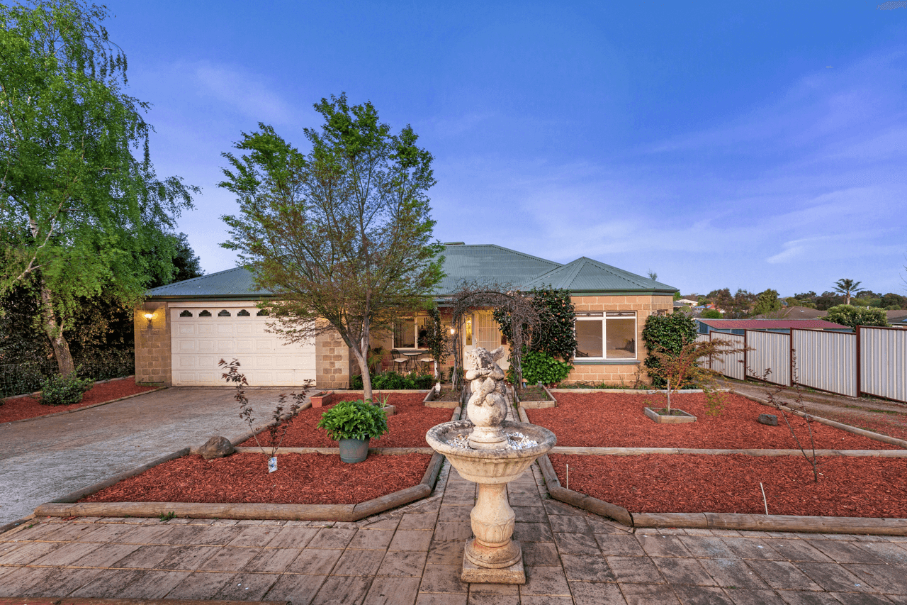 8 Larissa Close, ROMSEY, VIC 3434