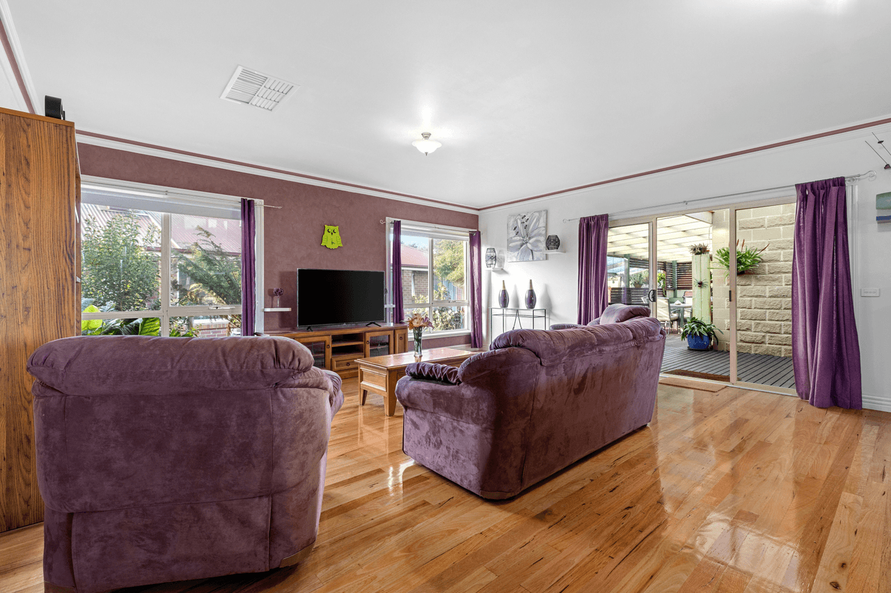 8 Larissa Close, ROMSEY, VIC 3434