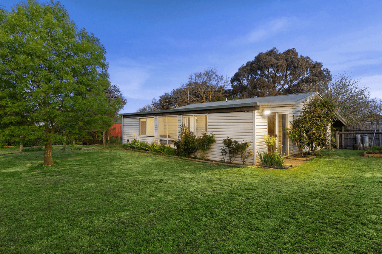 8 Larissa Close, ROMSEY, VIC 3434