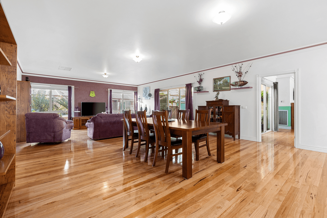 8 Larissa Close, ROMSEY, VIC 3434