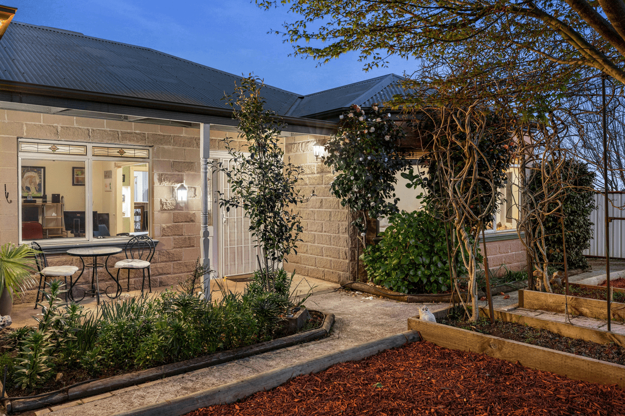 8 Larissa Close, ROMSEY, VIC 3434
