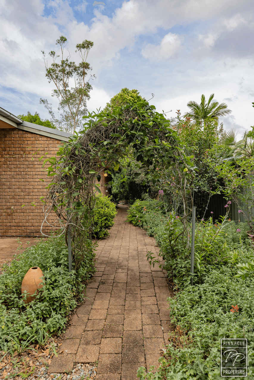 32 Tillbrook Street, Chapel Hill, QLD 4069