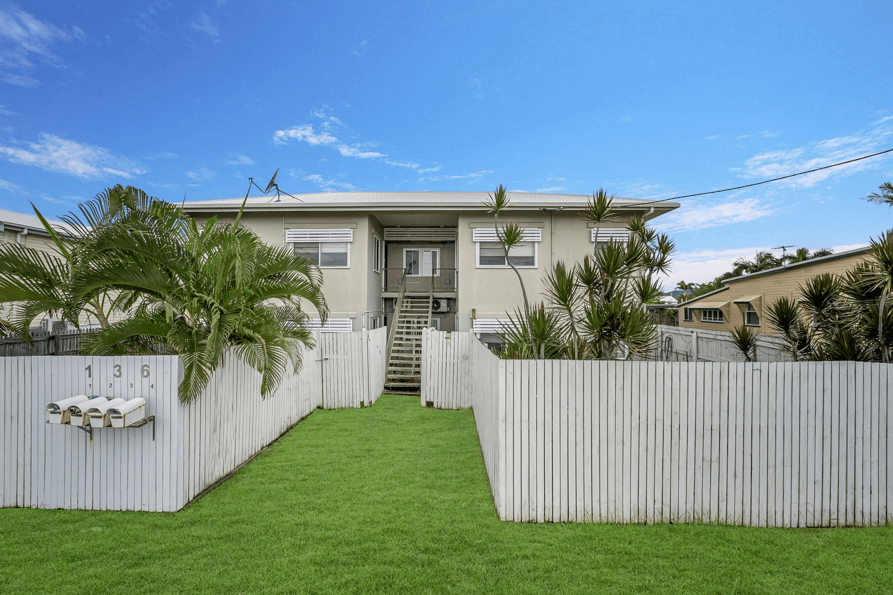 2/136 Queens Road, HERMIT PARK, QLD 4812