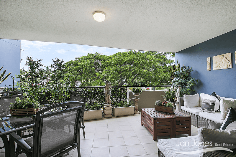 Unit 2/105 Mein St, Scarborough, QLD 4020