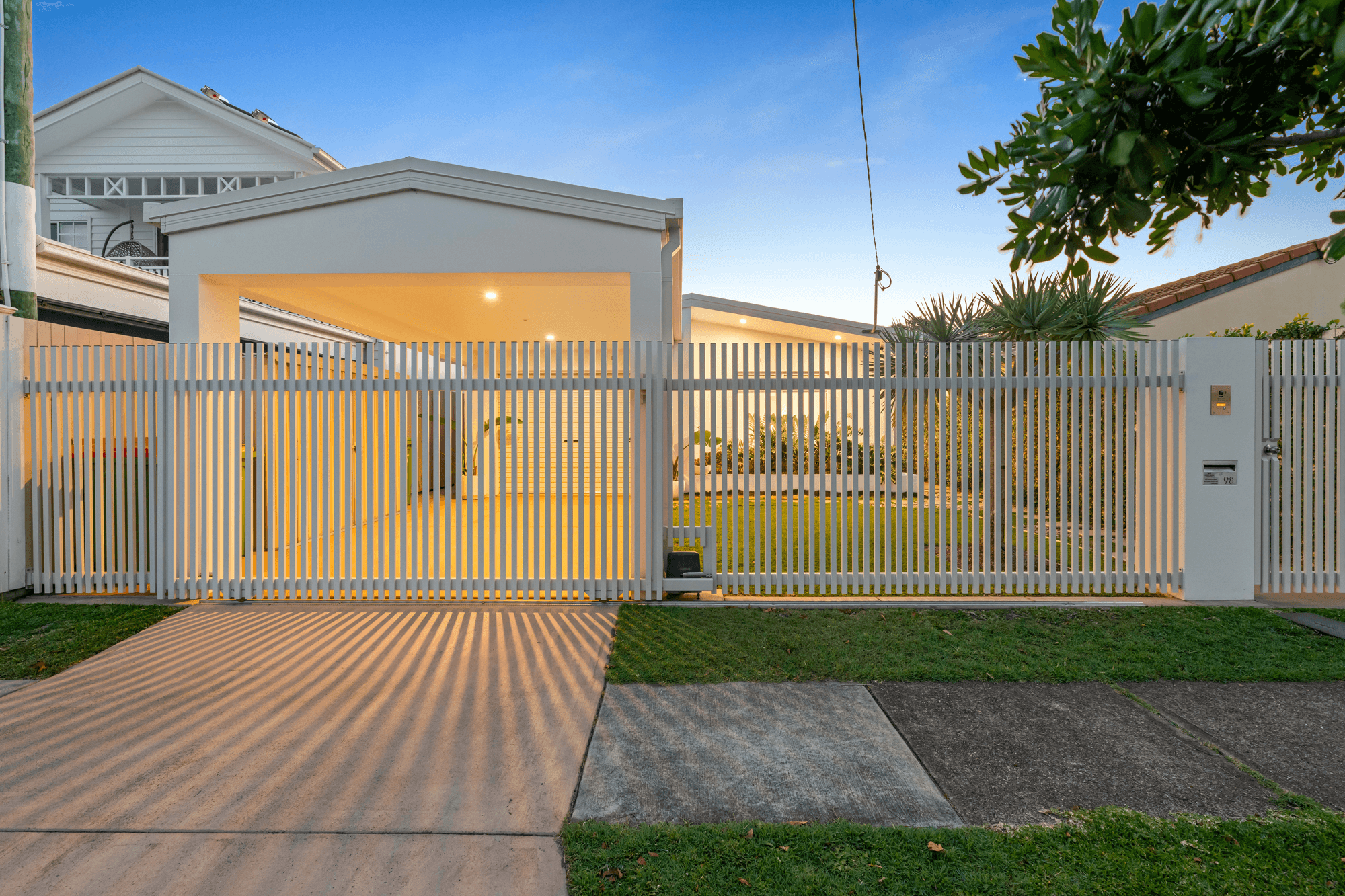 98 Chainey Avenue, MIAMI, QLD 4220