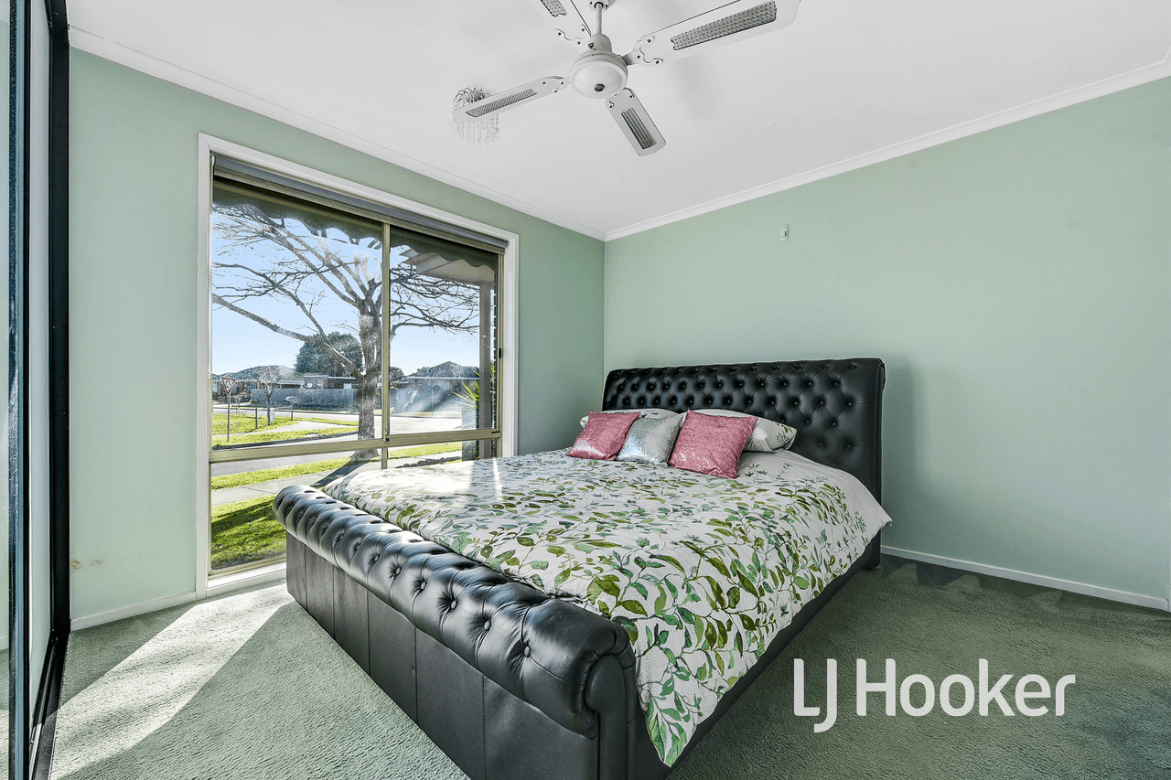 1/4 Edinborough Street, HALLAM, VIC 3803