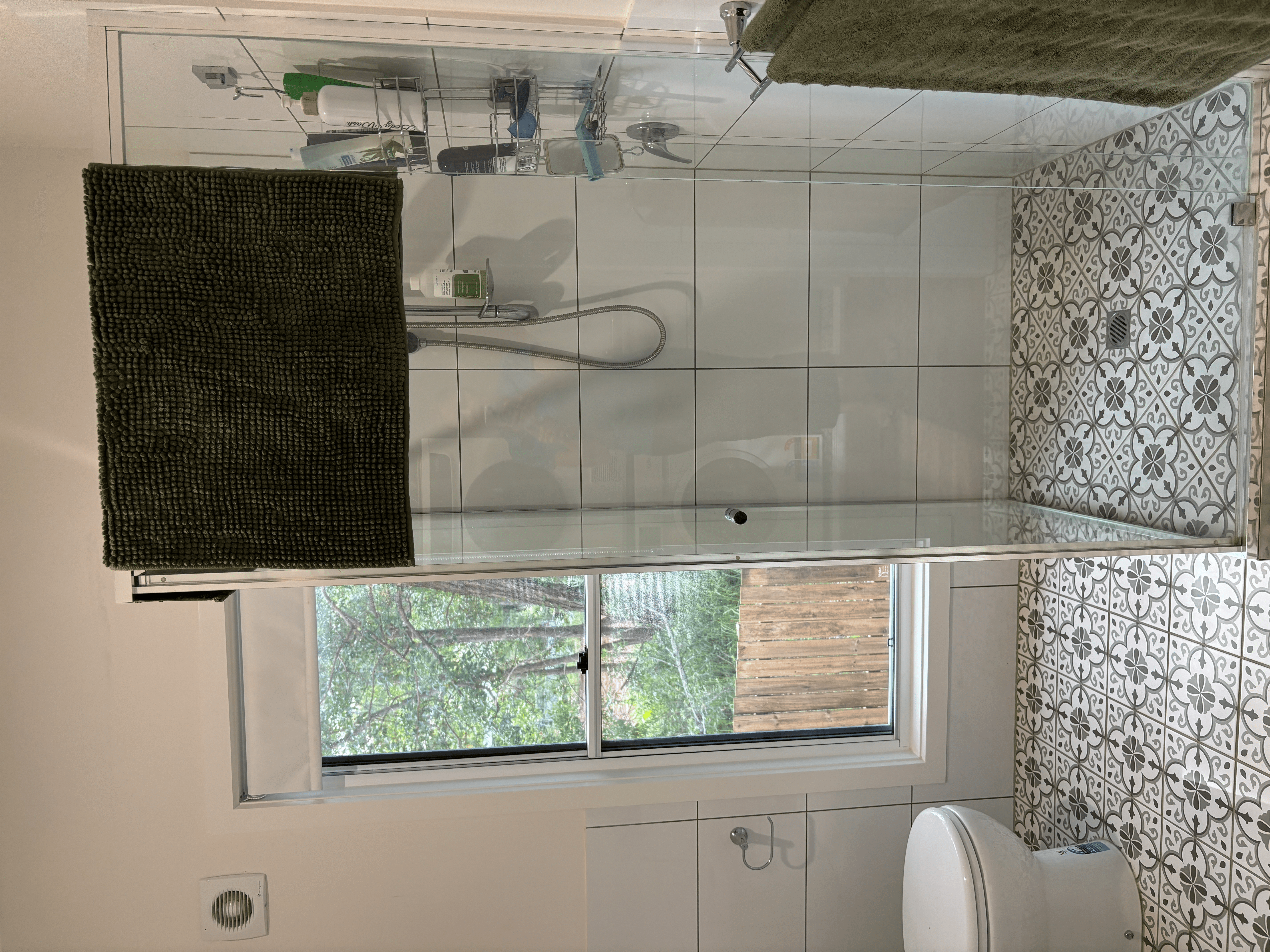 28 BASKET BEACH ROAD, RUSSELL ISLAND, QLD 4184