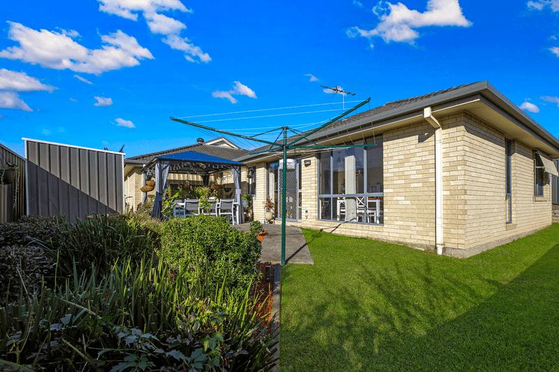 16 Quarterhorse Parade, Wadalba, NSW 2259