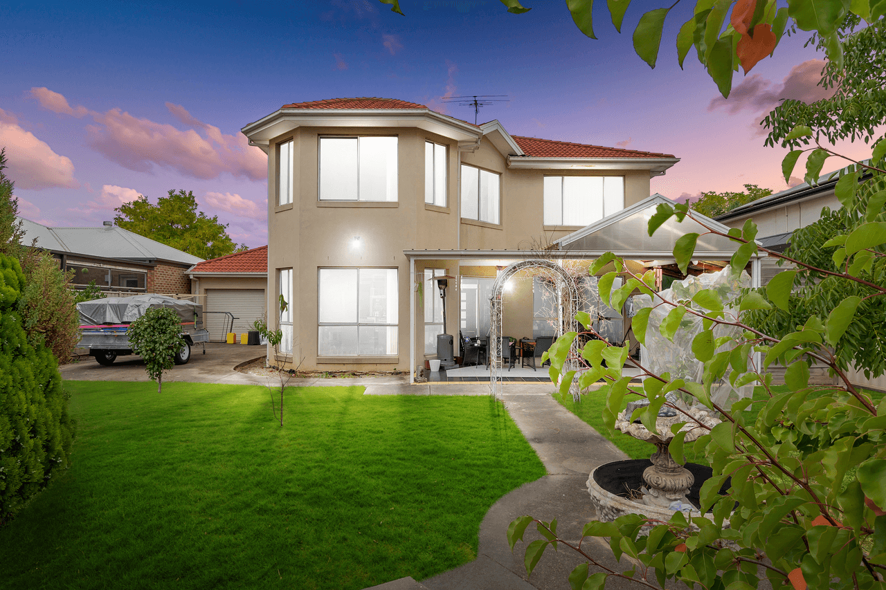 18 Eglington Court, TAYLORS HILL, VIC 3037