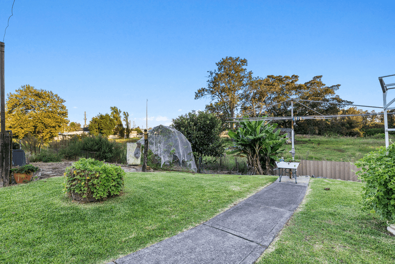 8 Anderson Drive, TARRO, NSW 2322