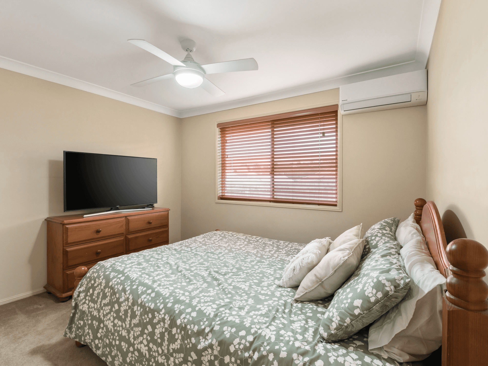 17 Roundelay Court, EATONS HILL, QLD 4037