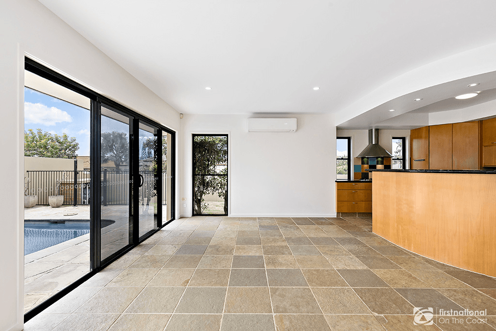 5 Rebholz Drive, BENOWA WATERS, QLD 4217