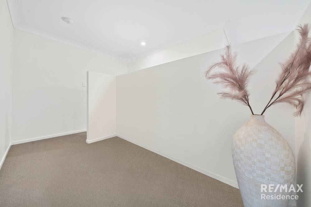 4 Dusk Place, CRESTMEAD, QLD 4132