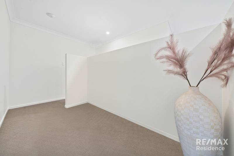 4 Dusk Place, CRESTMEAD, QLD 4132