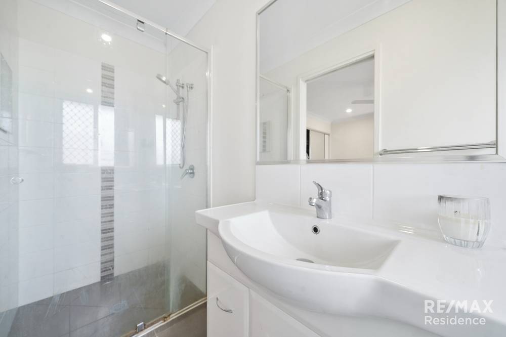 4 Dusk Place, CRESTMEAD, QLD 4132