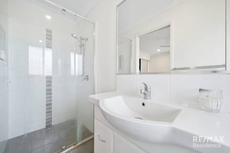 4 Dusk Place, CRESTMEAD, QLD 4132