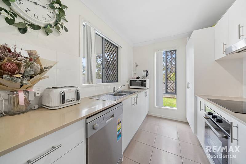 4 Dusk Place, CRESTMEAD, QLD 4132