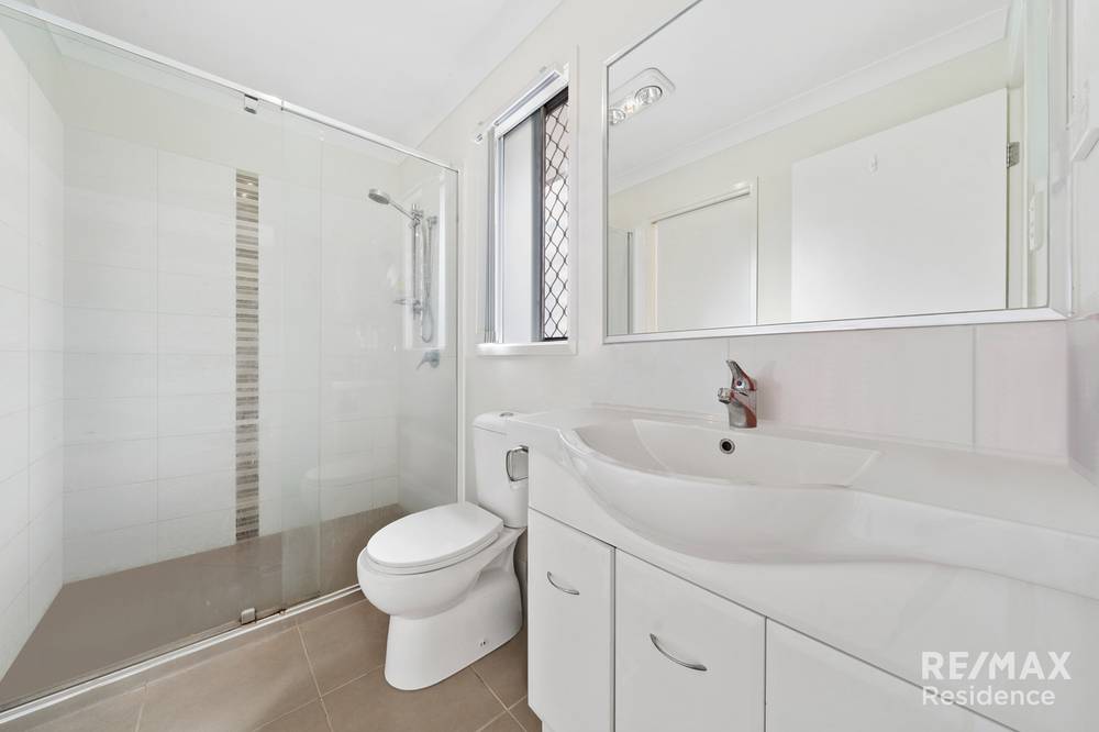 4 Dusk Place, CRESTMEAD, QLD 4132