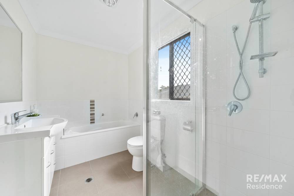 4 Dusk Place, CRESTMEAD, QLD 4132