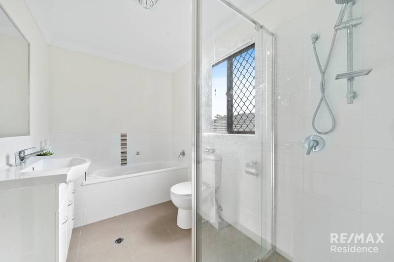 4 Dusk Place, CRESTMEAD, QLD 4132