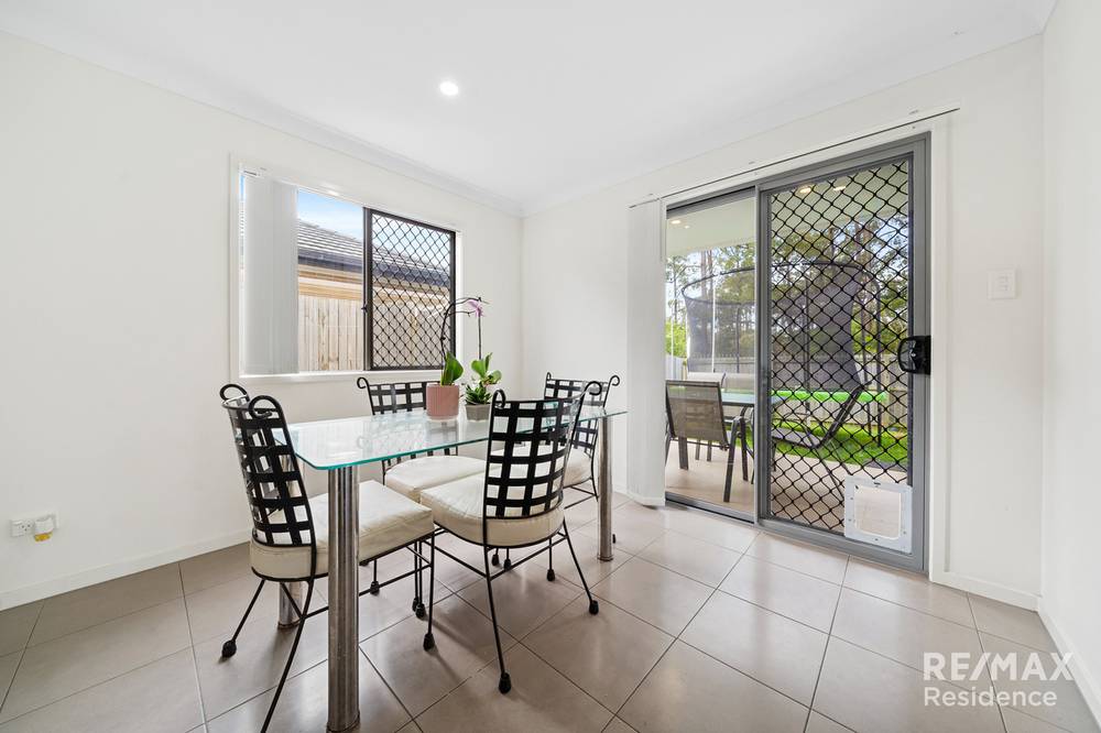 4 Dusk Place, CRESTMEAD, QLD 4132