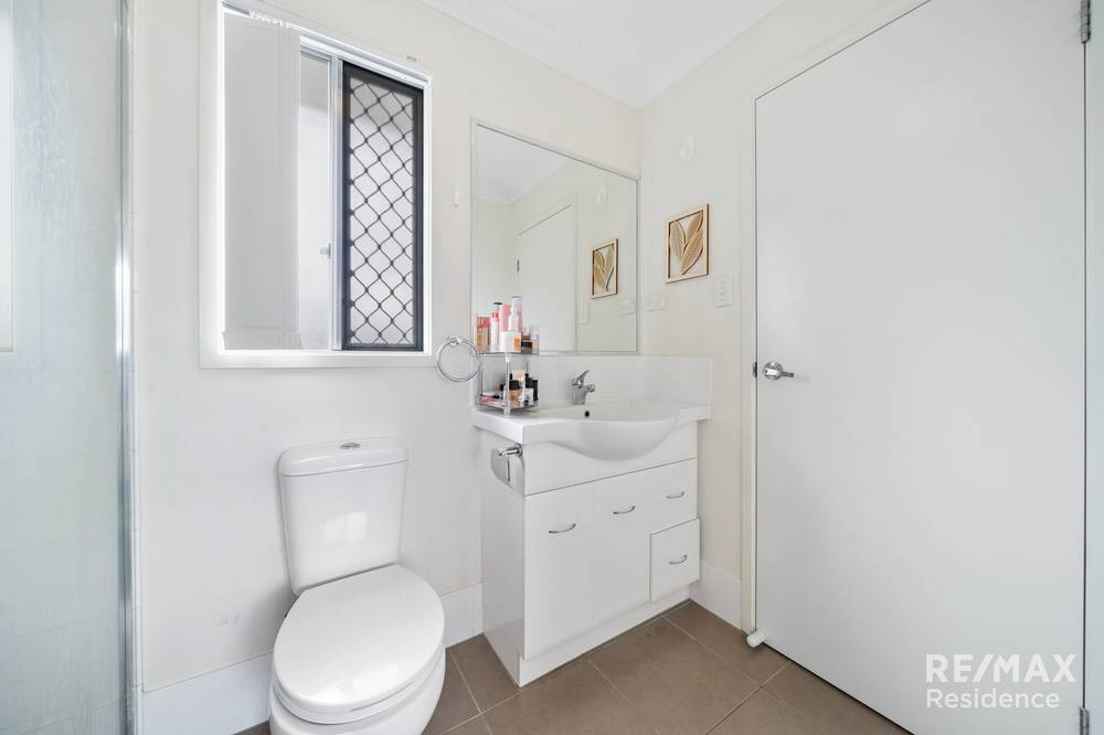 4 Dusk Place, CRESTMEAD, QLD 4132