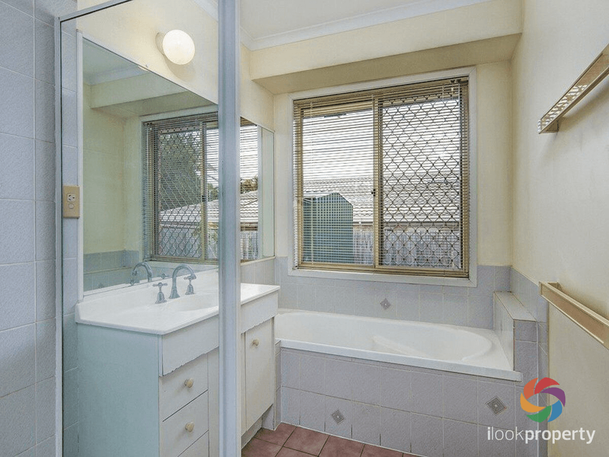 8 Springfield Crescent, PARKINSON, QLD 4115