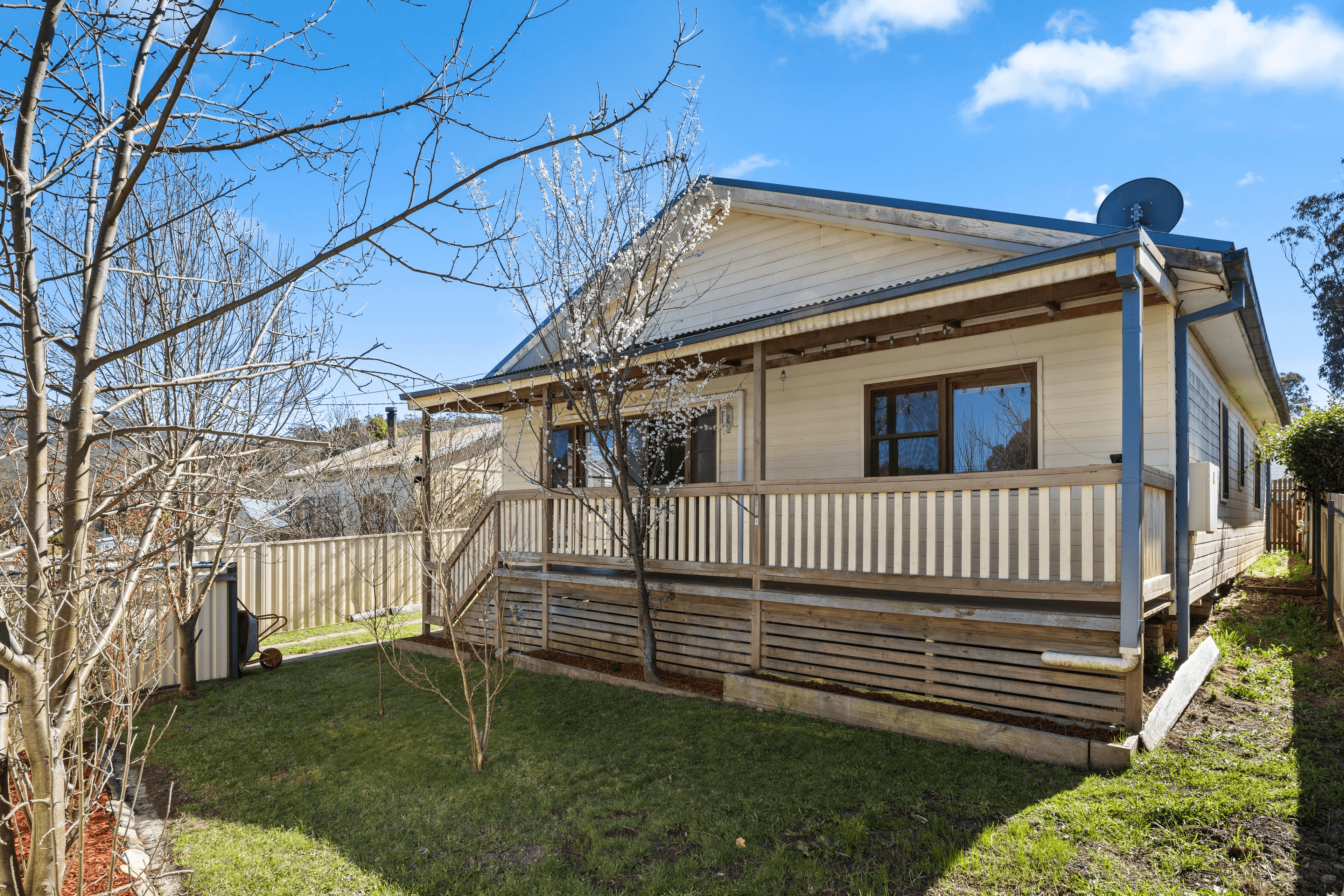 11 Wattle Ave, Captains Flat, NSW 2623