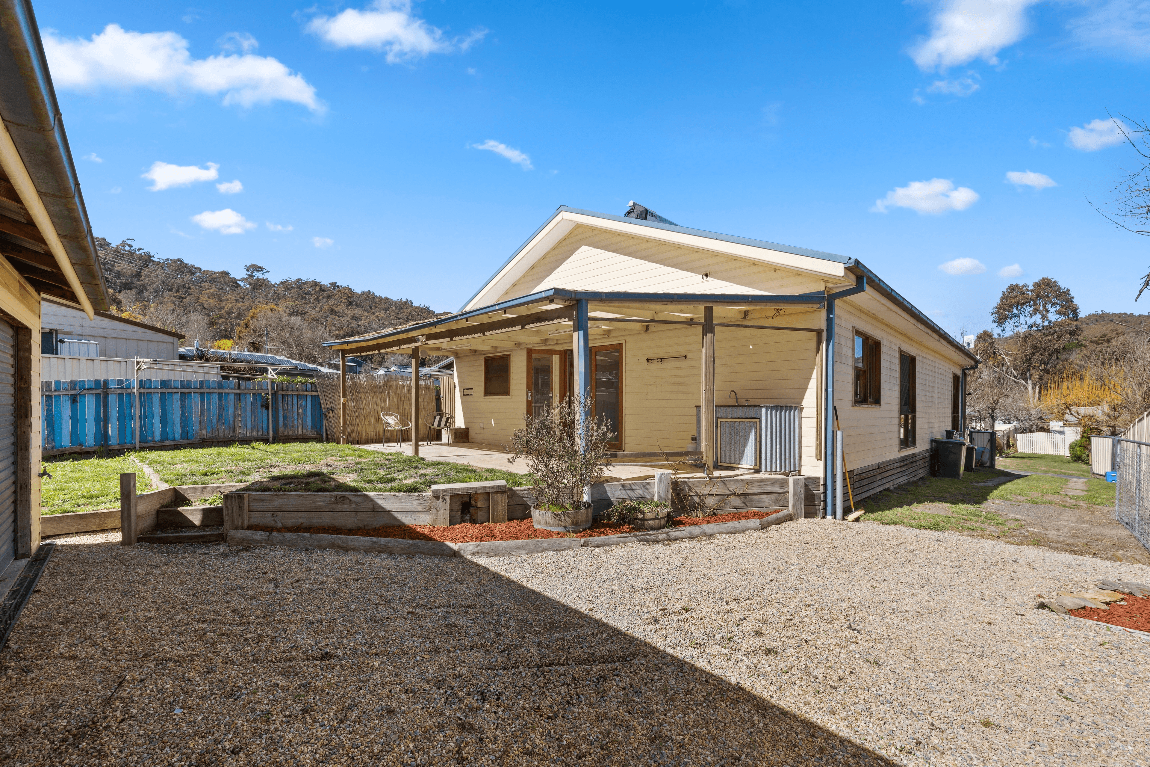 11 Wattle Ave, Captains Flat, NSW 2623