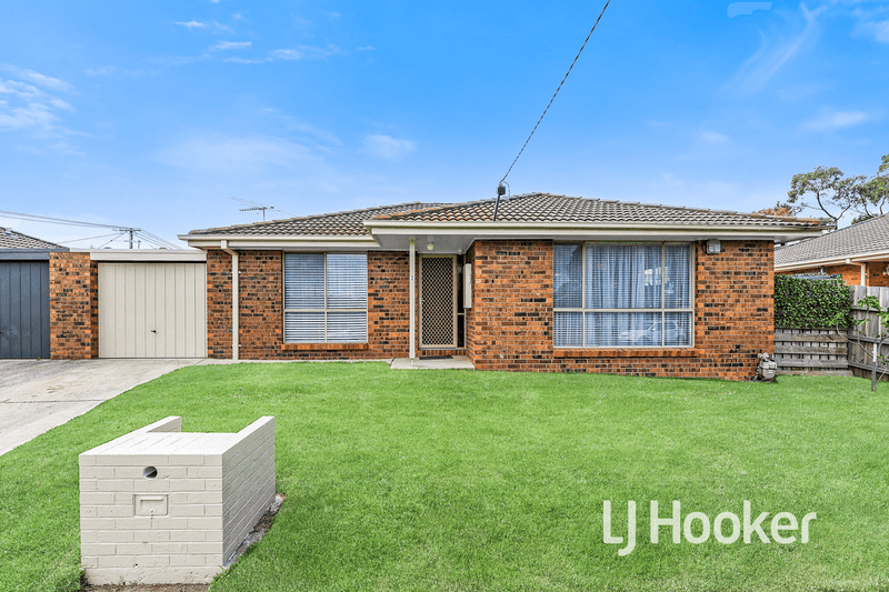 2/2 Joseph Banks Crescent, CRANBOURNE, VIC 3977