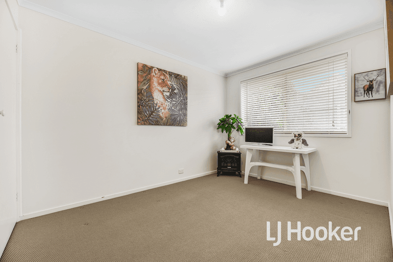 2/2 Joseph Banks Crescent, CRANBOURNE, VIC 3977