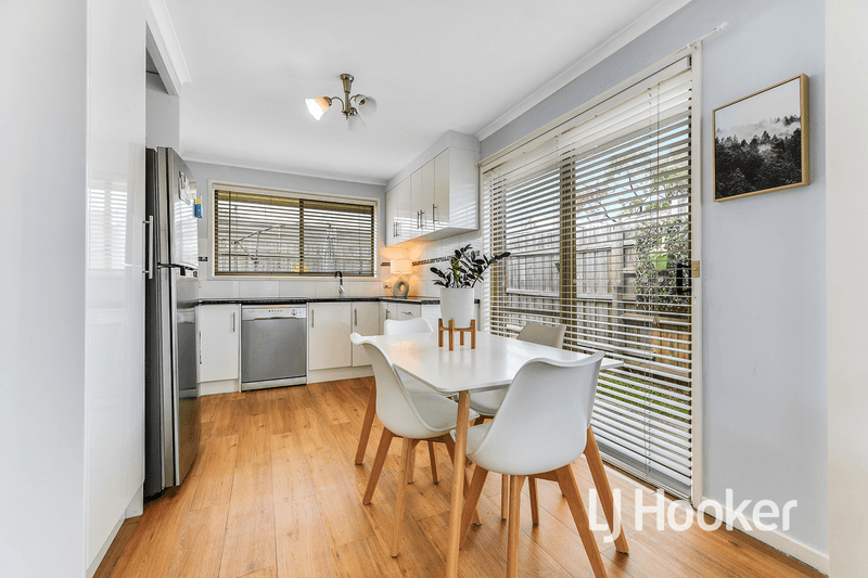 2/2 Joseph Banks Crescent, CRANBOURNE, VIC 3977