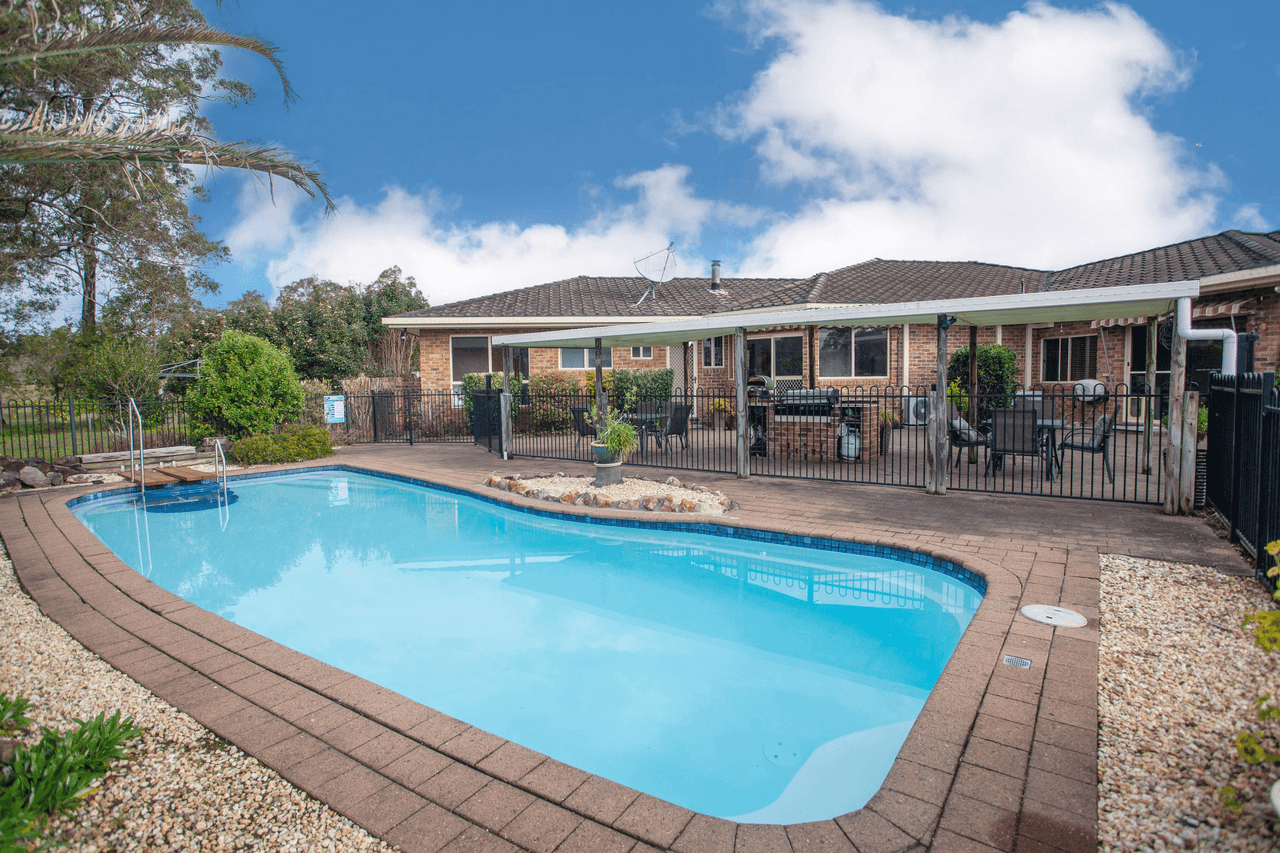 2 Kristanne Close, TAREE, NSW 2430