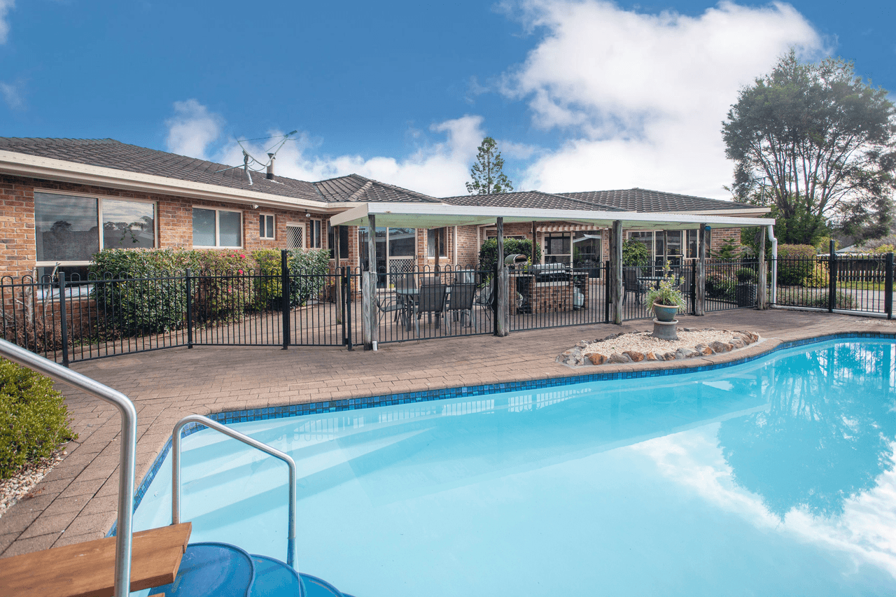 2 Kristanne Close, TAREE, NSW 2430