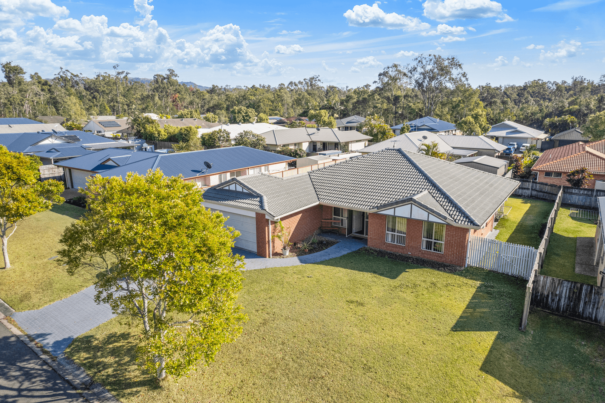 9 Edwin Drive, LANDSBOROUGH, QLD 4550