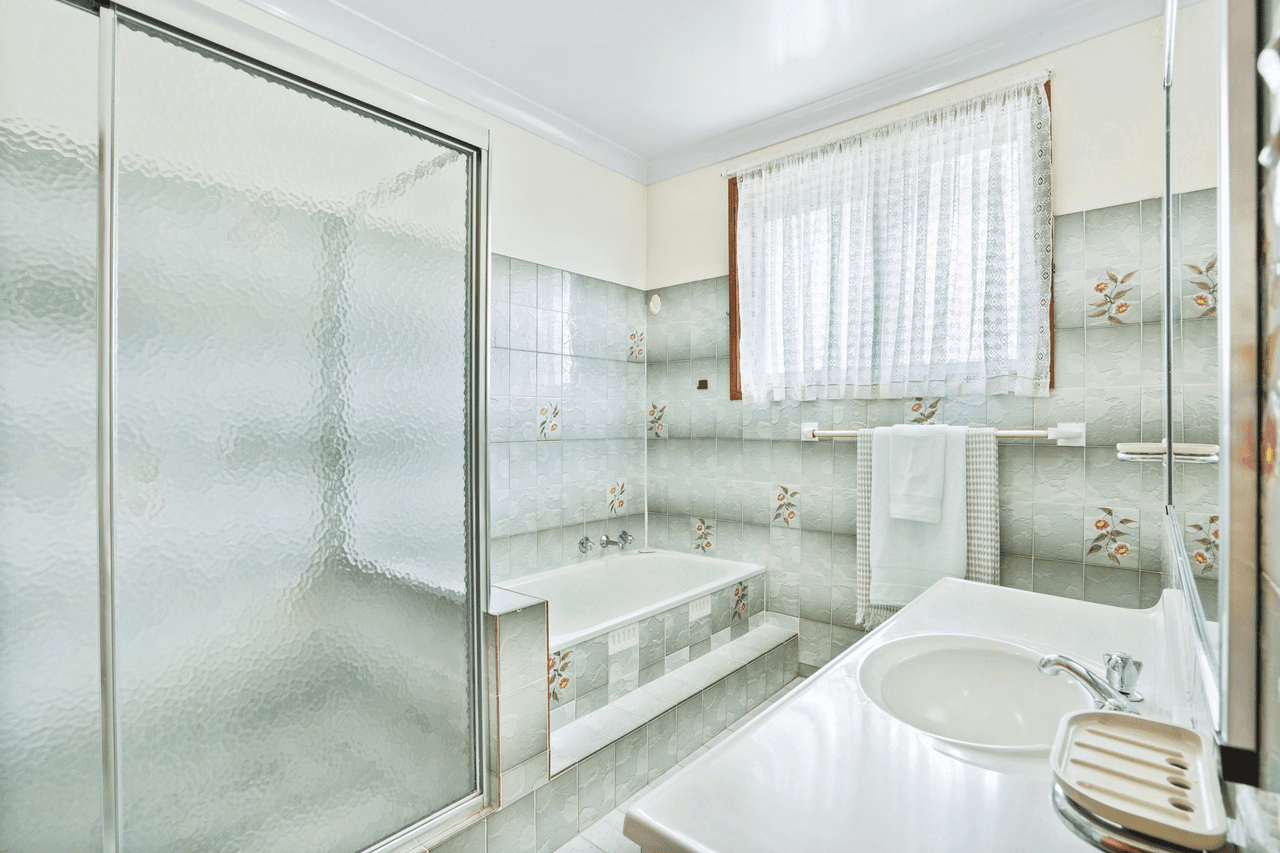 4 Cobar Close, WAKELEY, NSW 2176