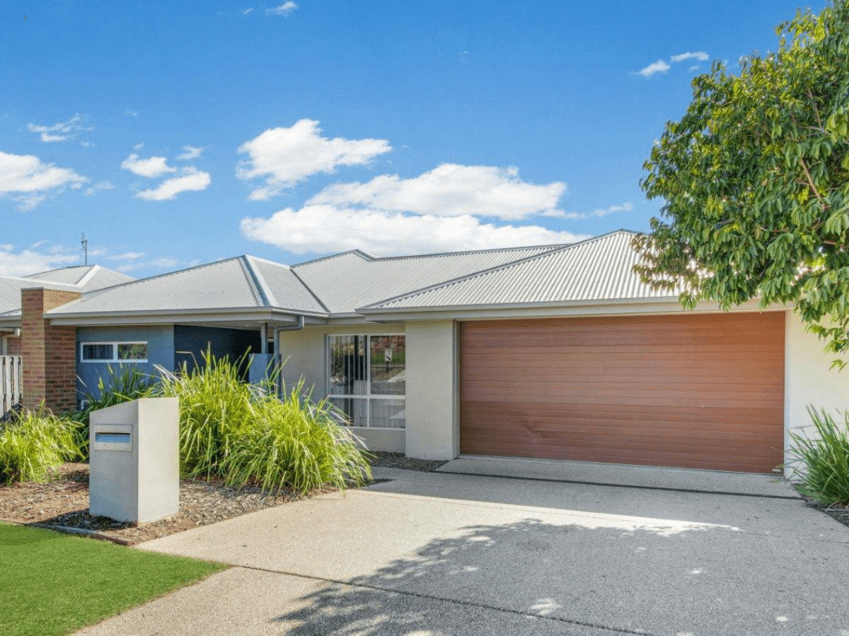 15 Clover Crescent, BOYNE ISLAND, QLD 4680