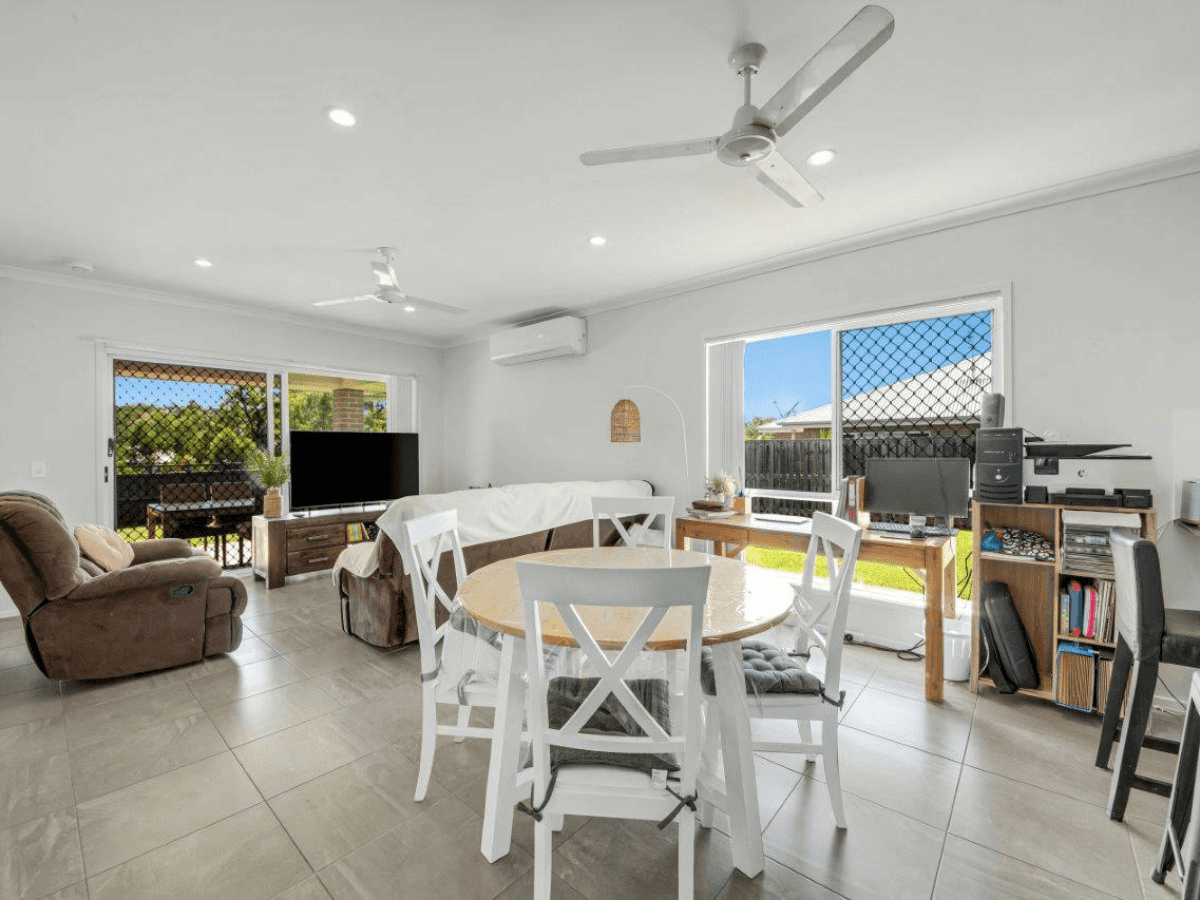 15 Clover Crescent, BOYNE ISLAND, QLD 4680