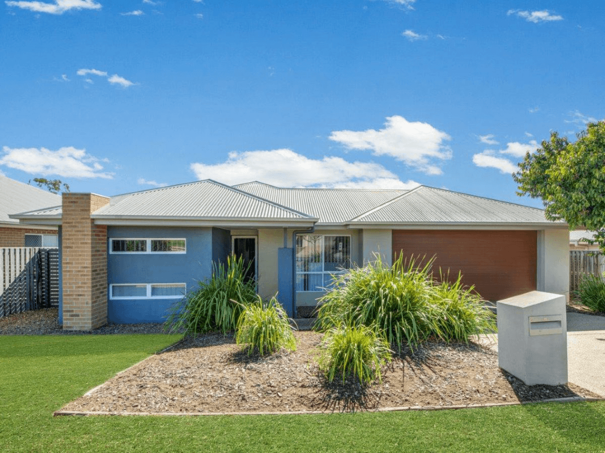 15 Clover Crescent, BOYNE ISLAND, QLD 4680