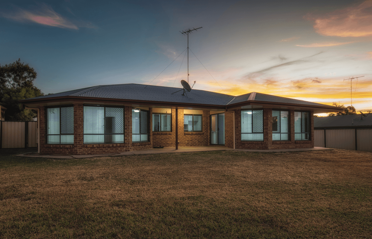 33 Paroz Crescent, BILOELA, QLD 4715