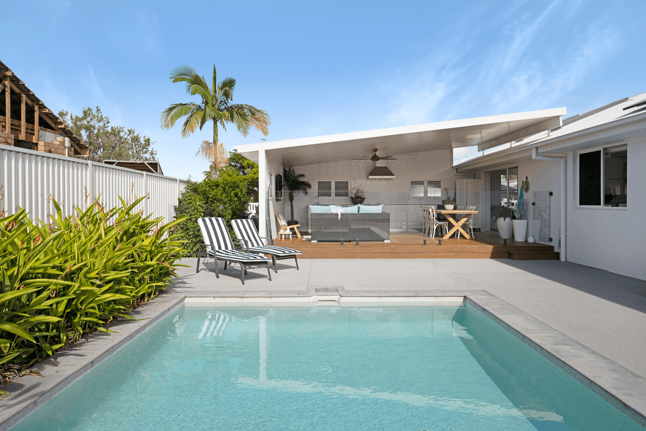 11 Auk Avenue, BURLEIGH WATERS, QLD 4220