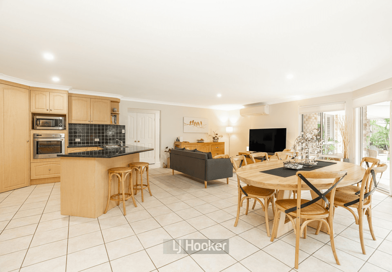 5 Cheltenham Place, FOREST LAKE, QLD 4078