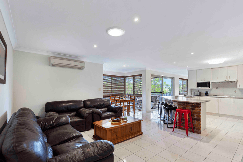 1 Brookvale Close, KENMORE HILLS, QLD 4069