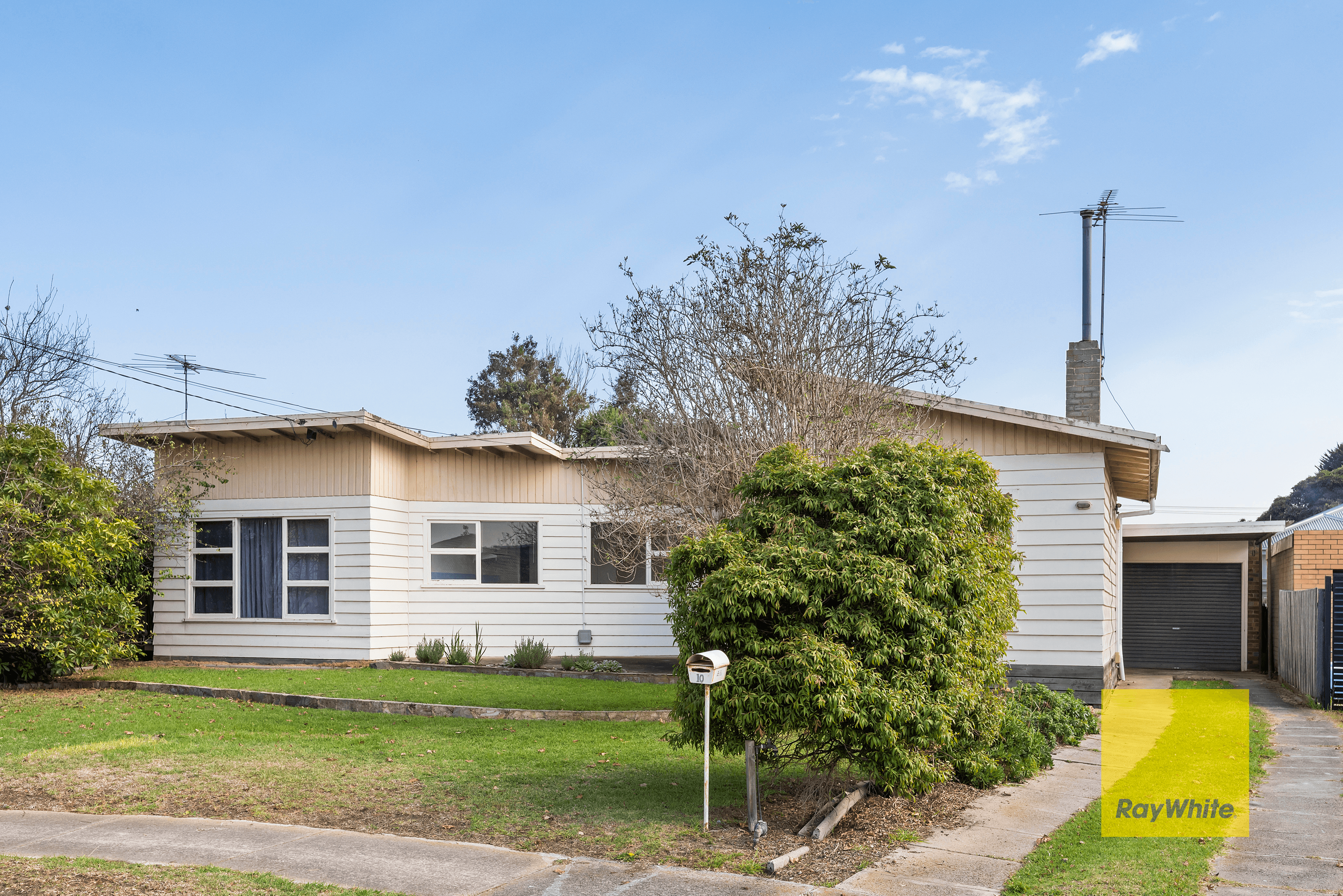 10 Highview Parade, HAMLYN HEIGHTS, VIC 3215